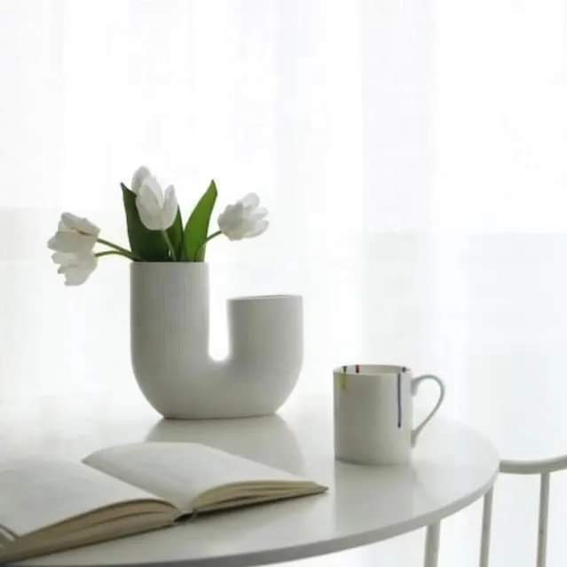 Minimalistische U-förmige Vase