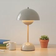 Tischlampe im skandinavischen Stil