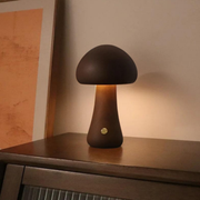 Tischlampe aus Naturholz in Pilzform