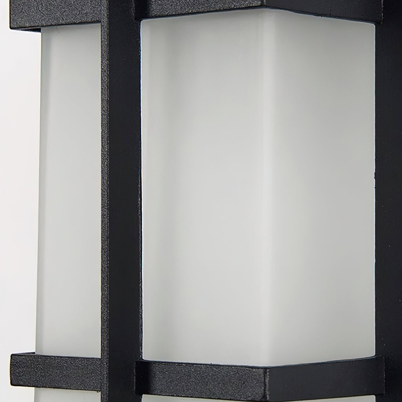 Traditionelle Wandleuchte im Laternenstil mit Milchglas