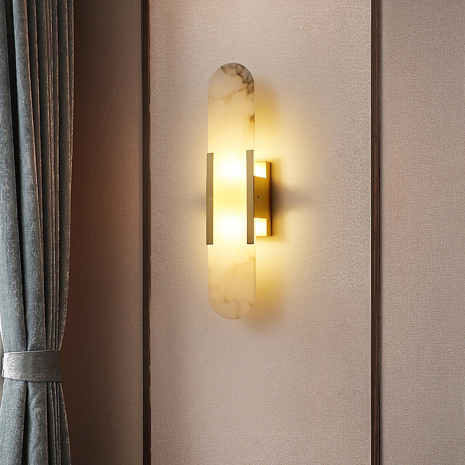Elegante Wandleuchte aus Alabaster und Messing