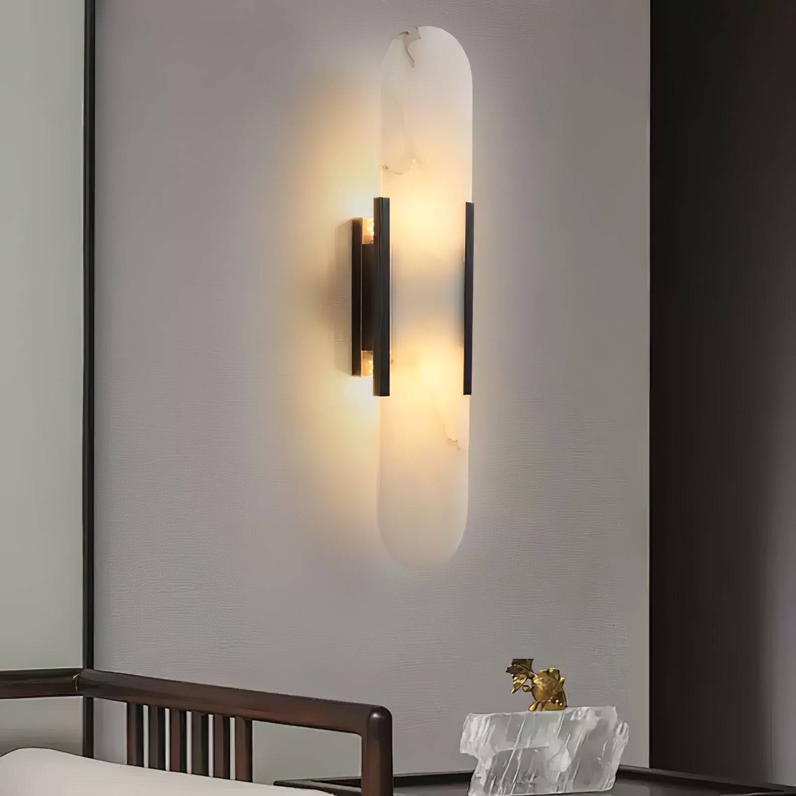 Elegante Wandleuchte aus Alabaster und Messing