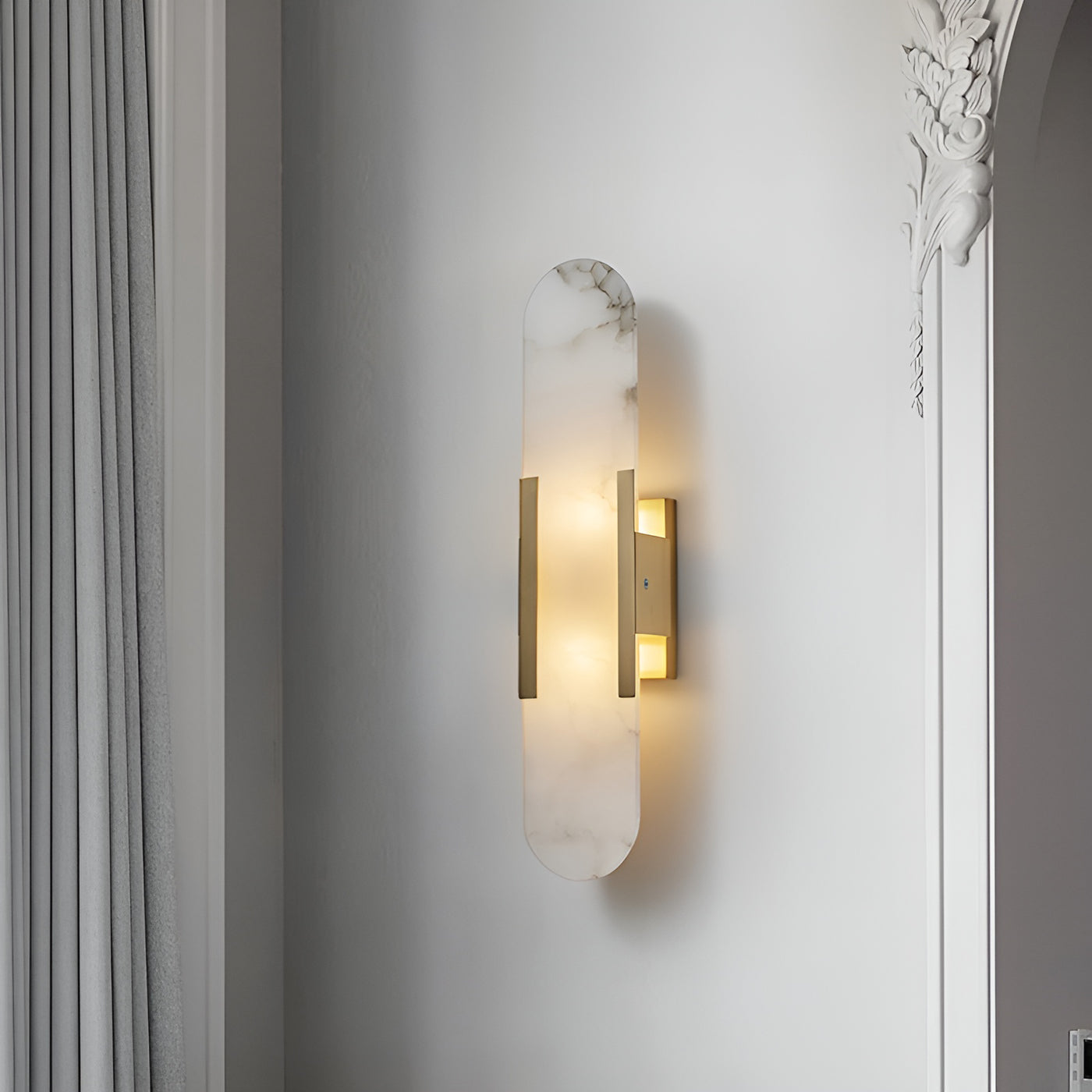 Elegante Wandleuchte aus Alabaster und Messing