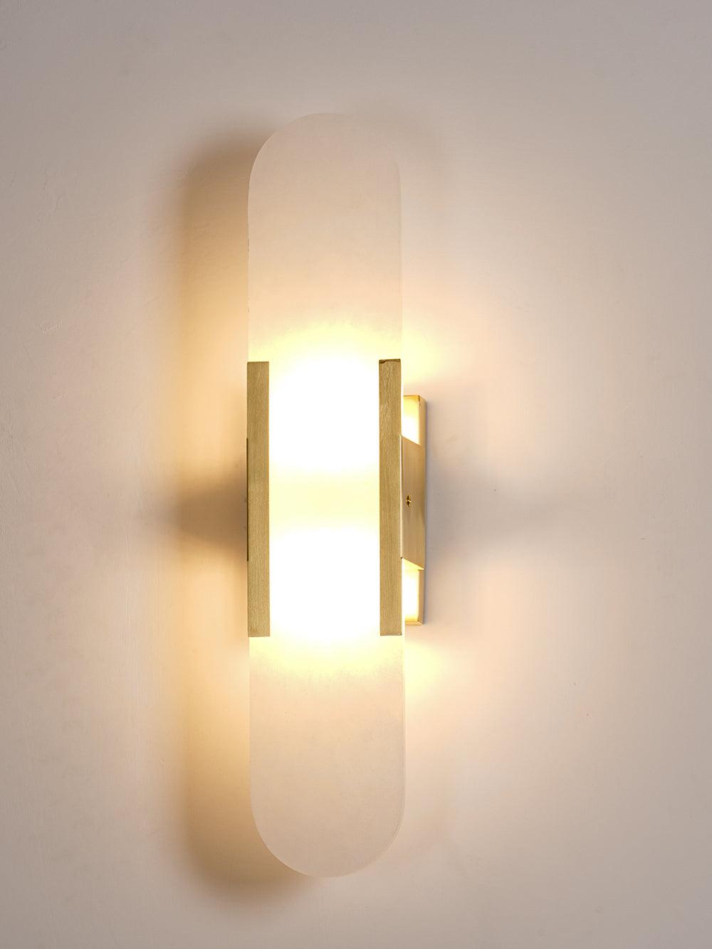 Elegante Wandleuchte aus Alabaster und Messing