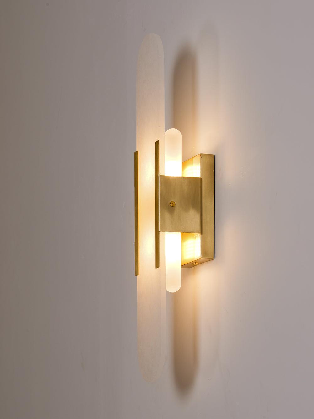 Elegante Wandleuchte aus Alabaster und Messing