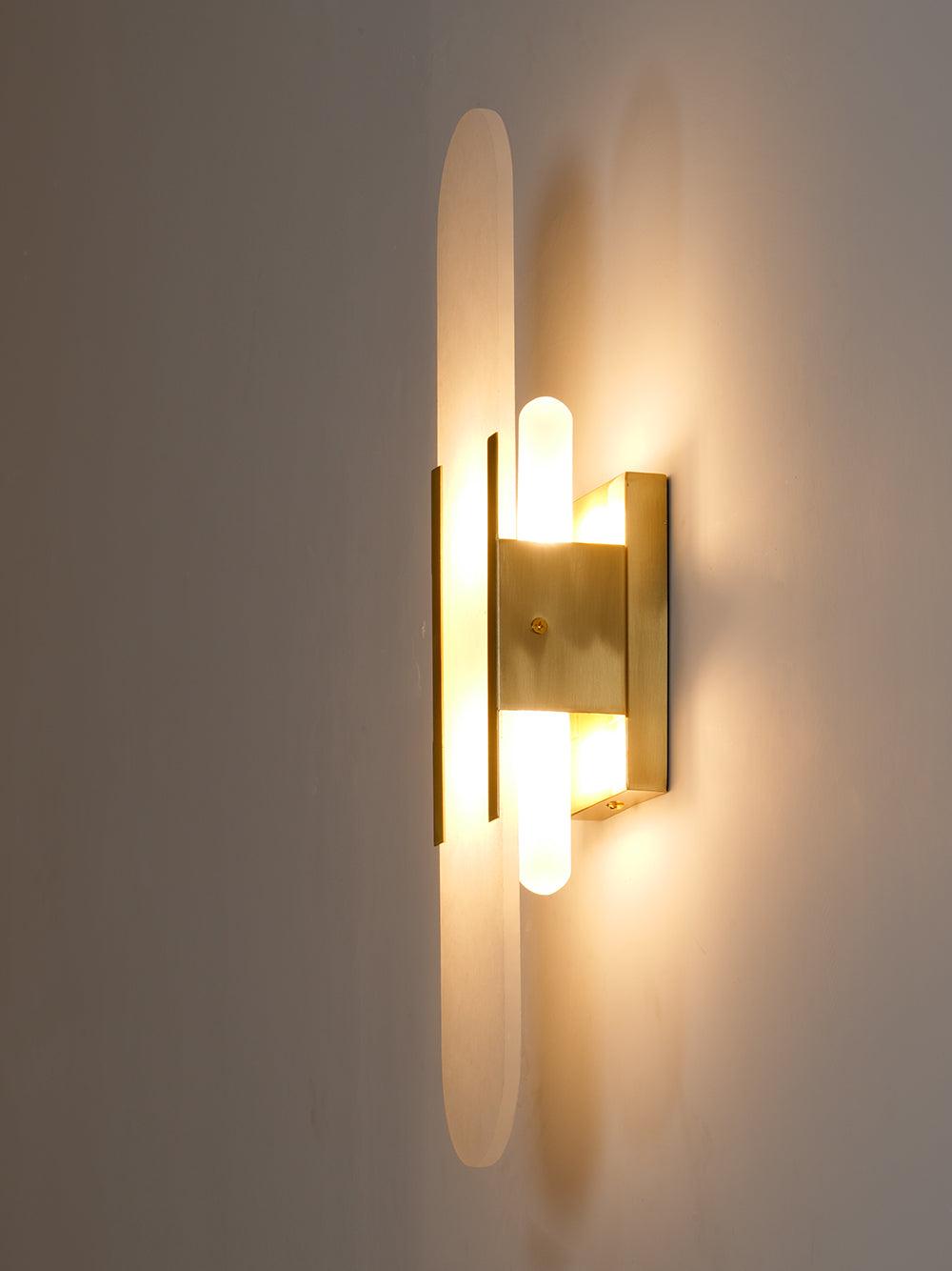 Elegante Wandleuchte aus Alabaster und Messing
