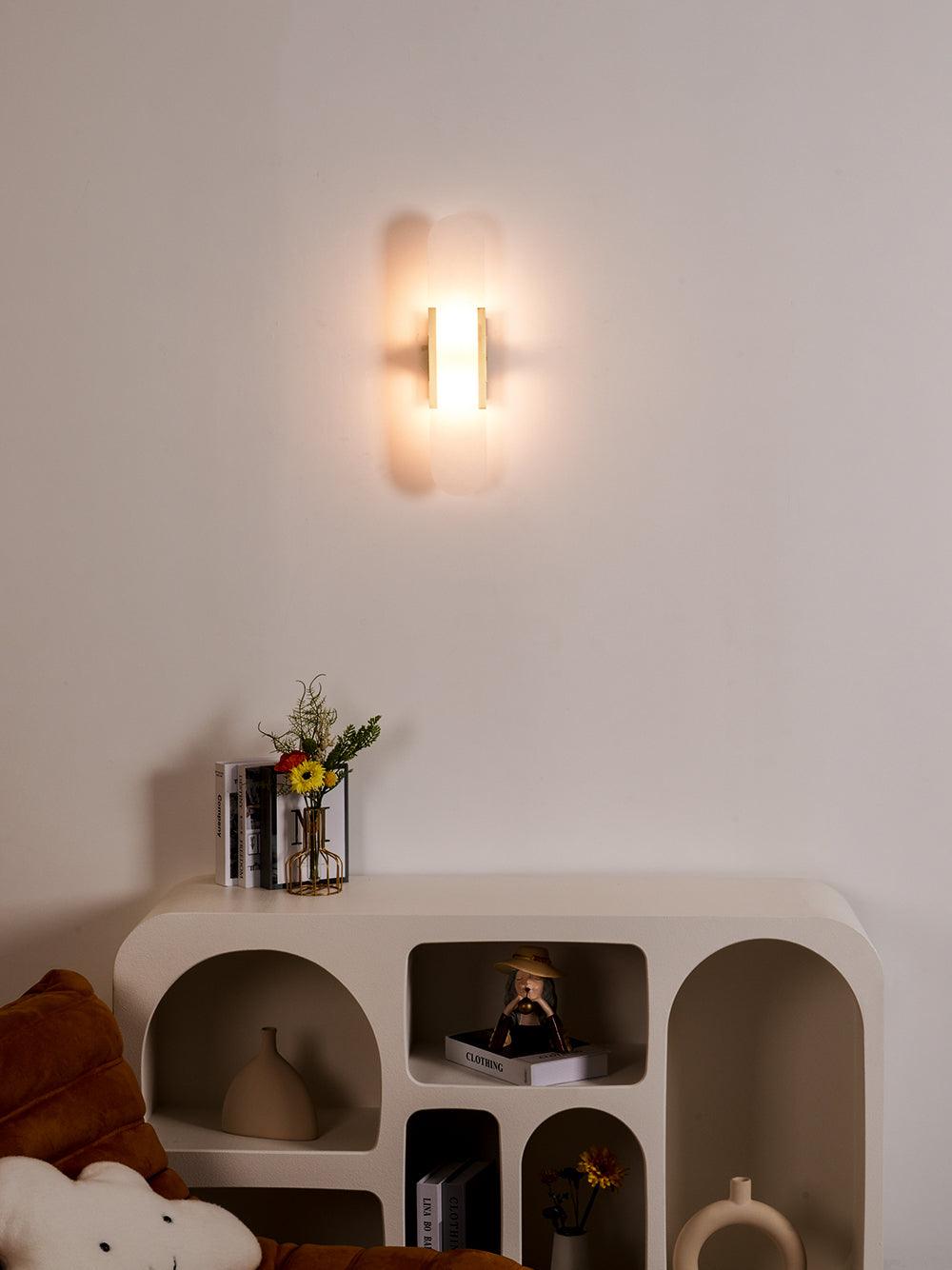Elegante Wandleuchte aus Alabaster und Messing