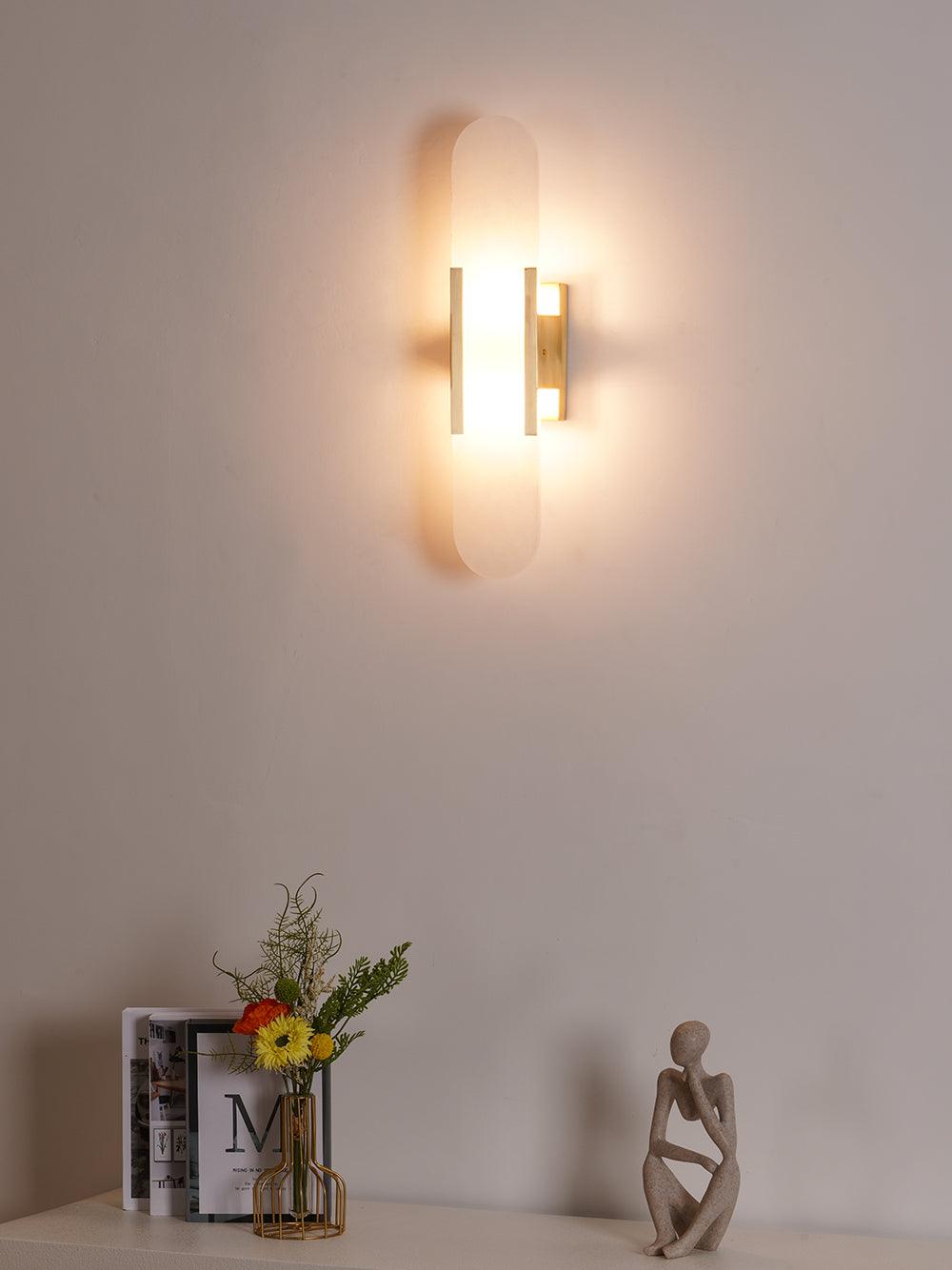 Elegante Wandleuchte aus Alabaster und Messing