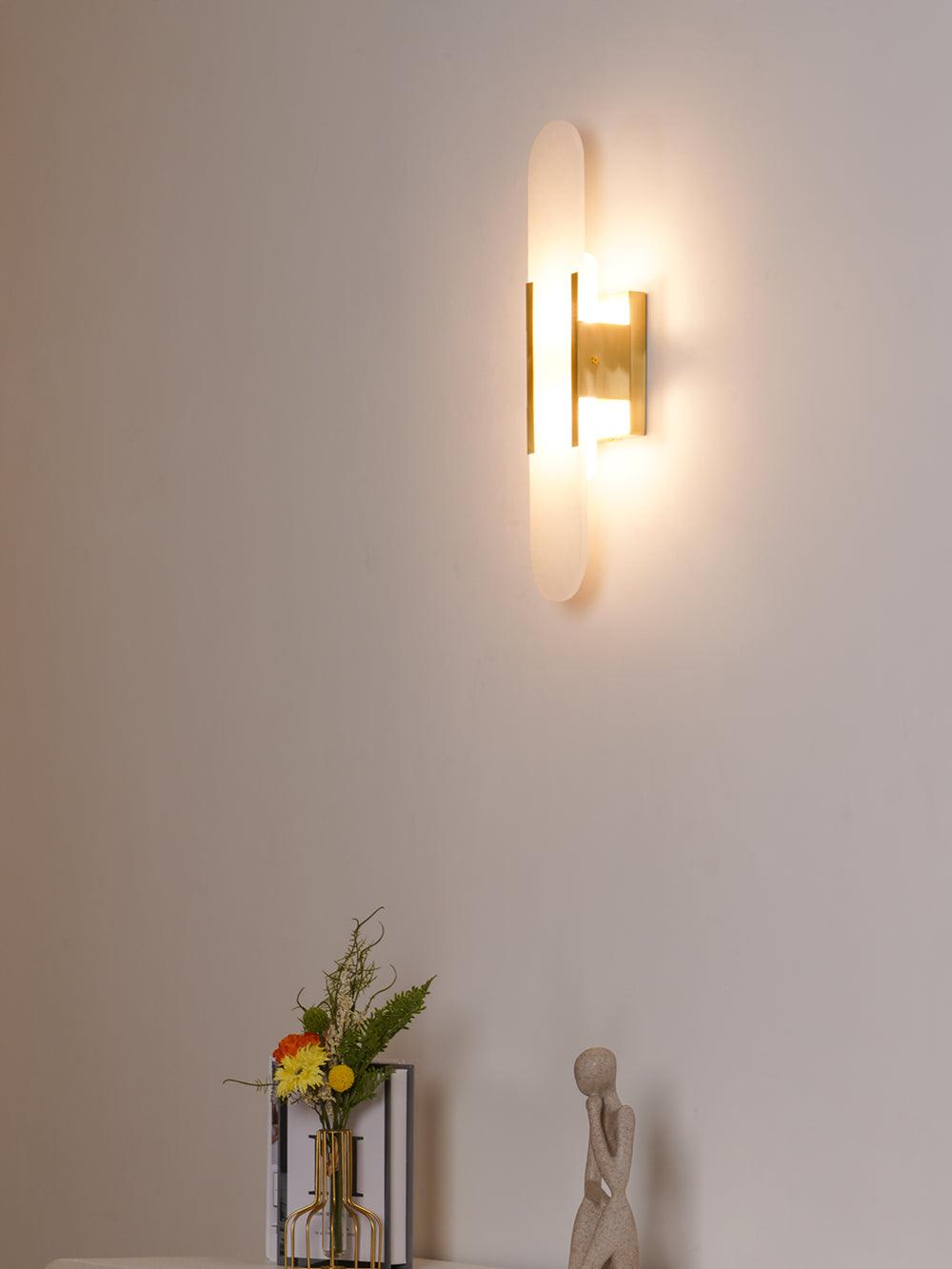 Elegante Wandleuchte aus Alabaster und Messing