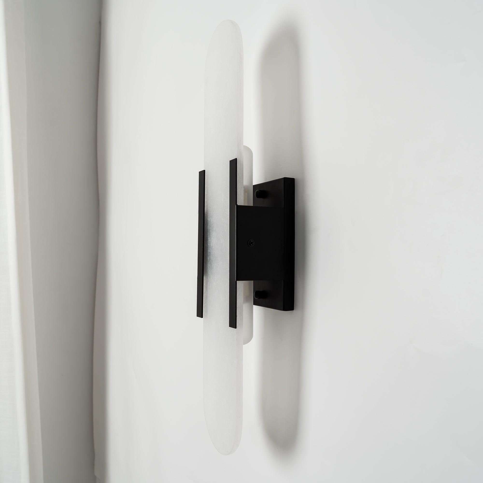 Elegante Wandleuchte aus Alabaster und Messing