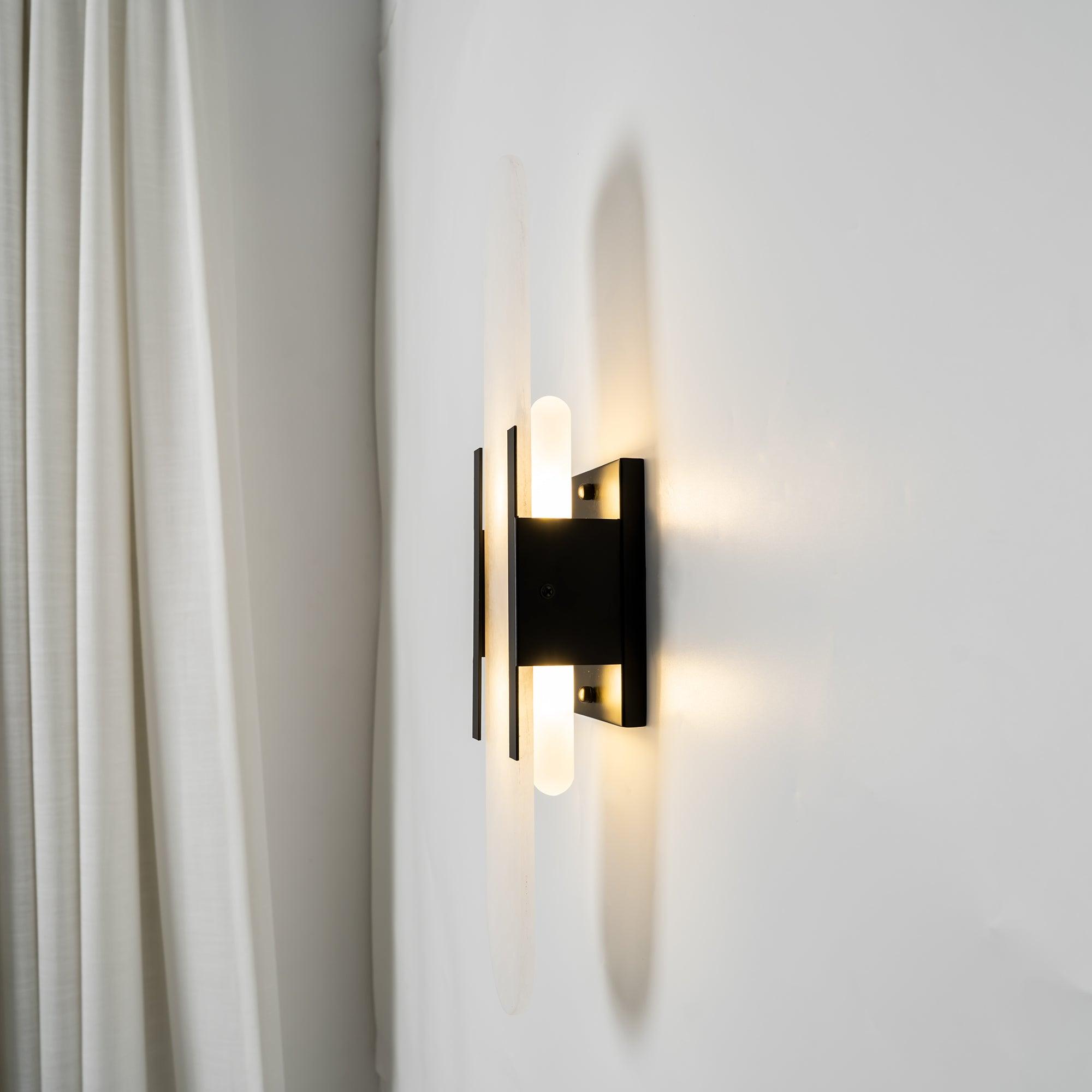 Elegante Wandleuchte aus Alabaster und Messing