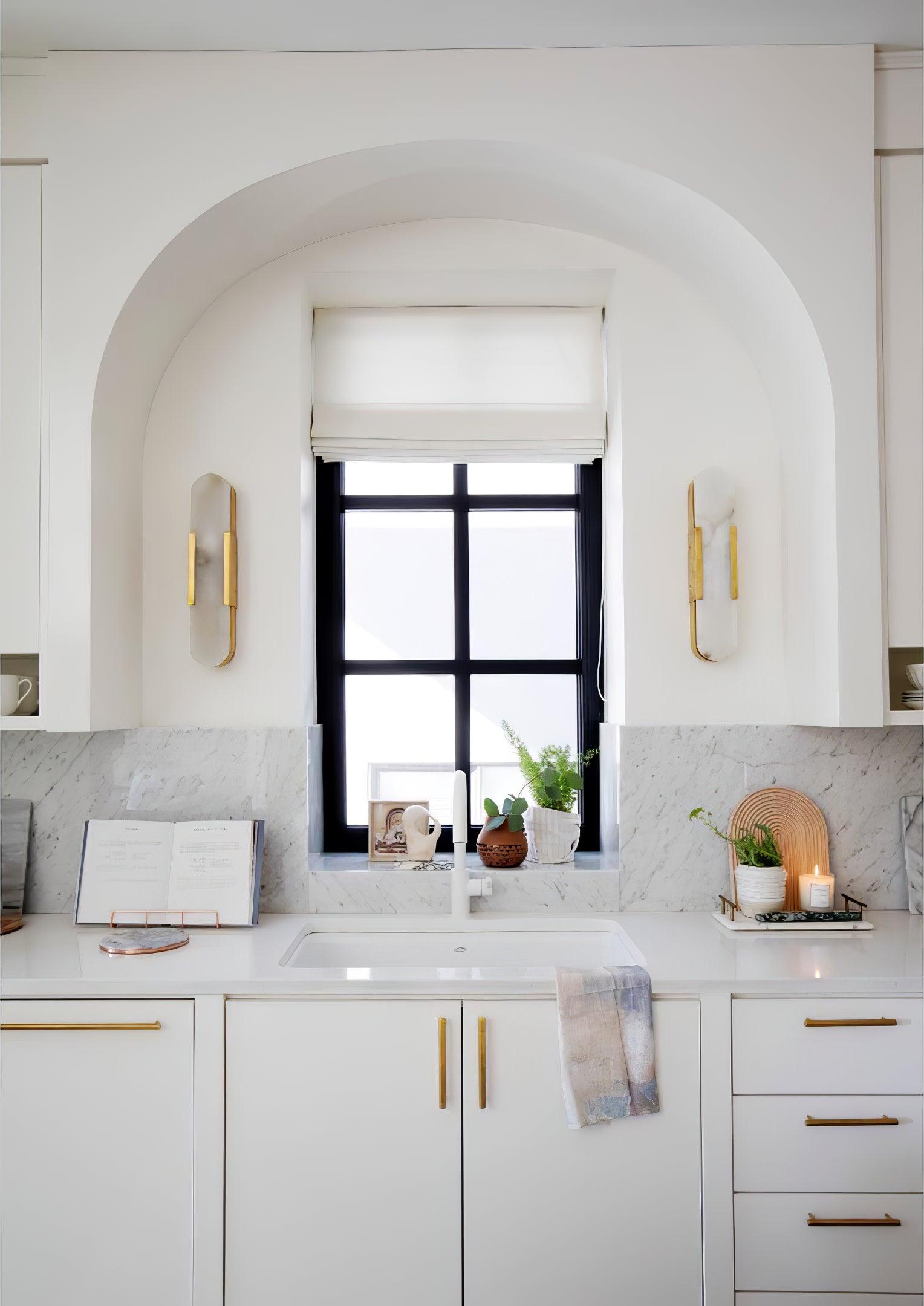 Elegante Wandleuchte aus Alabaster und Messing