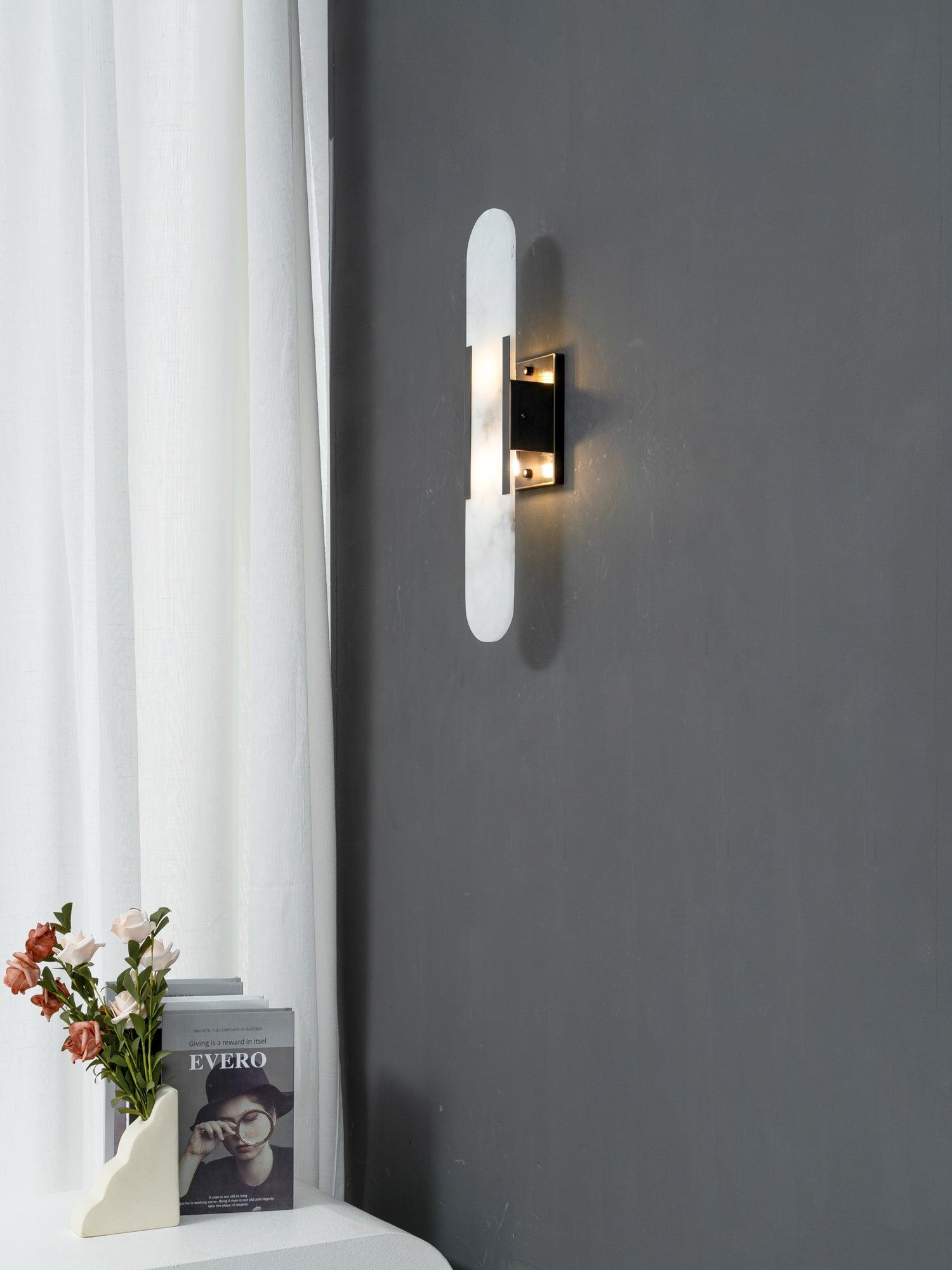 Elegante Wandleuchte aus Alabaster und Messing