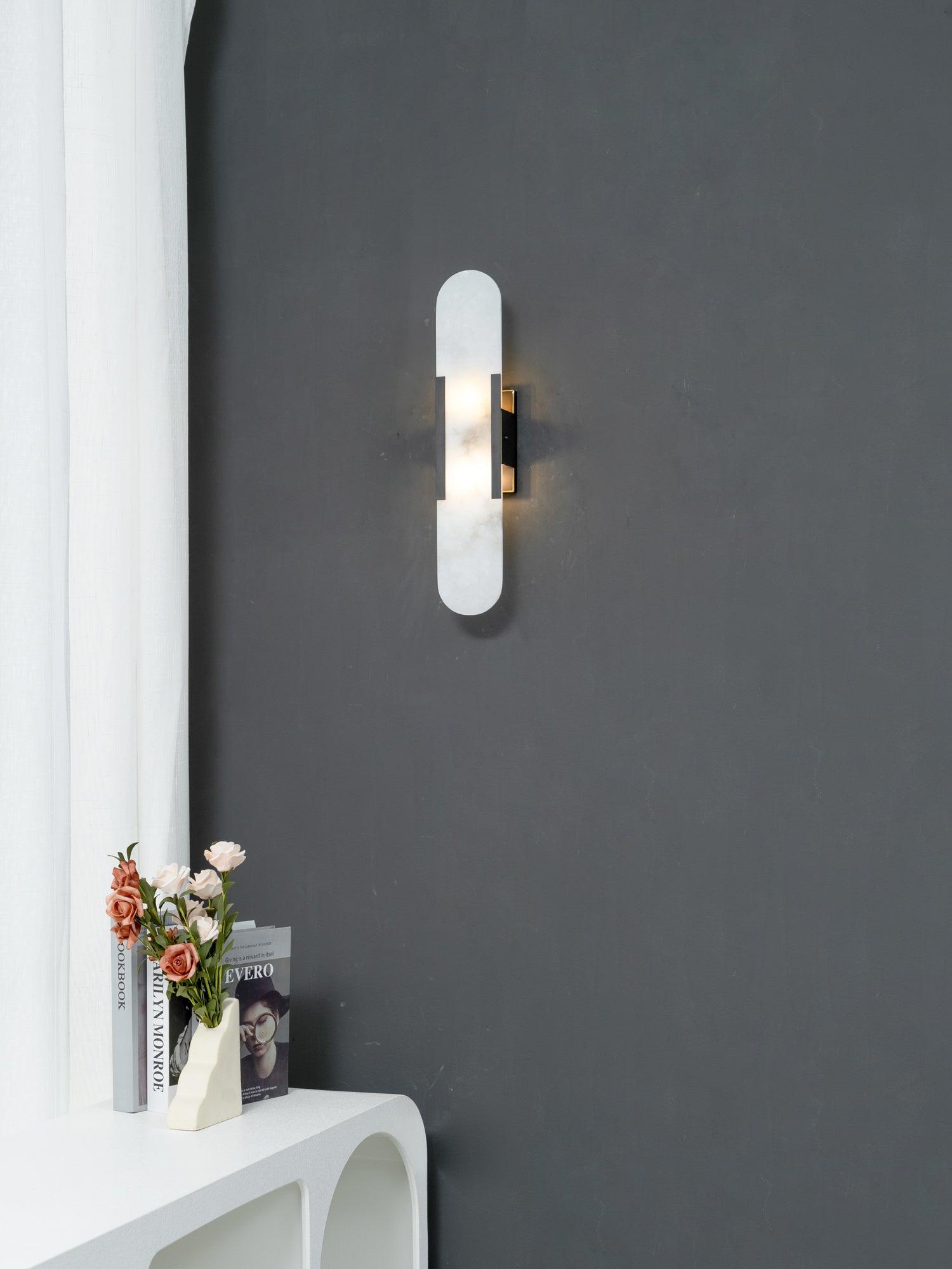 Elegante Wandleuchte aus Alabaster und Messing
