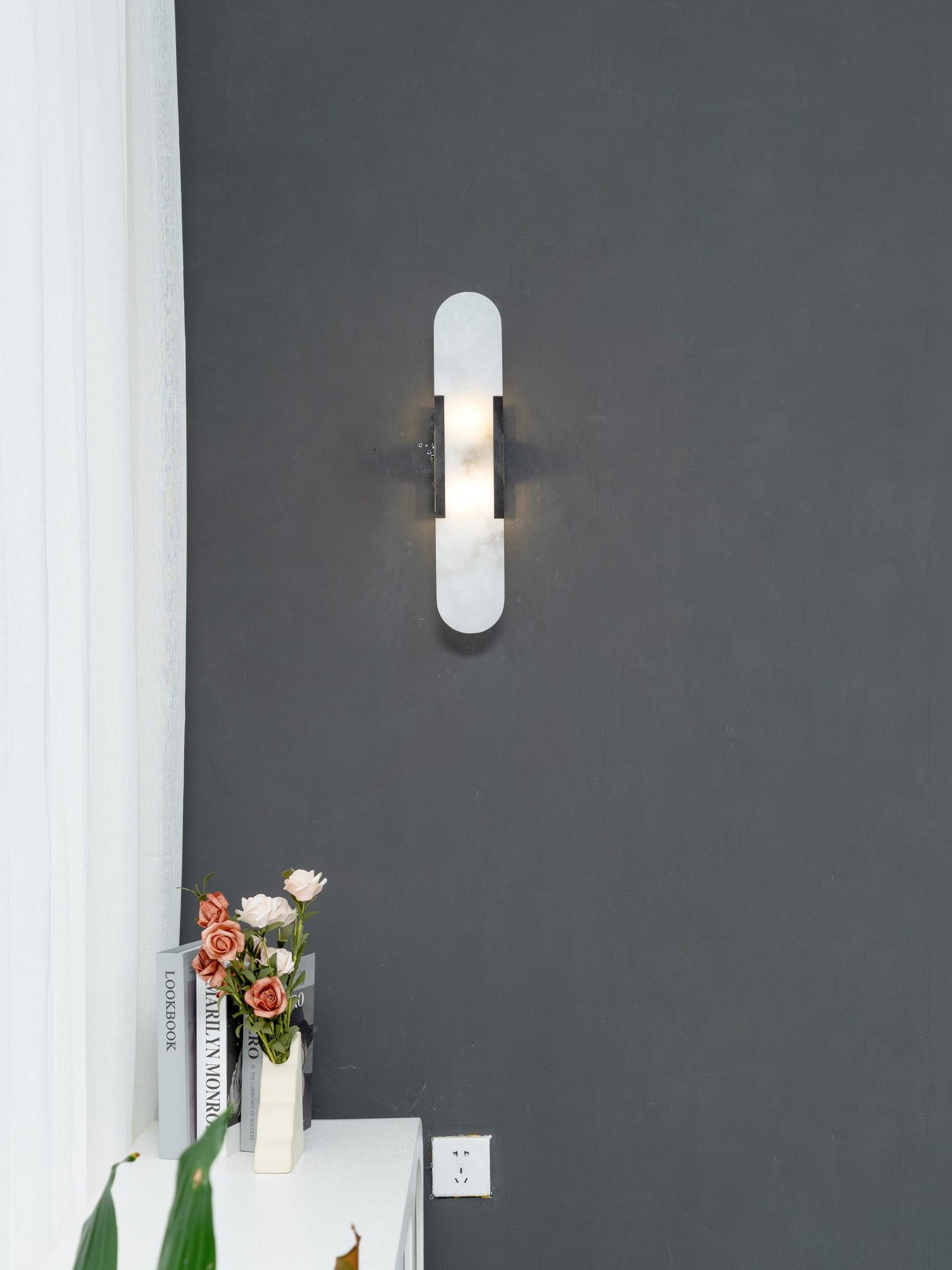Elegante Wandleuchte aus Alabaster und Messing