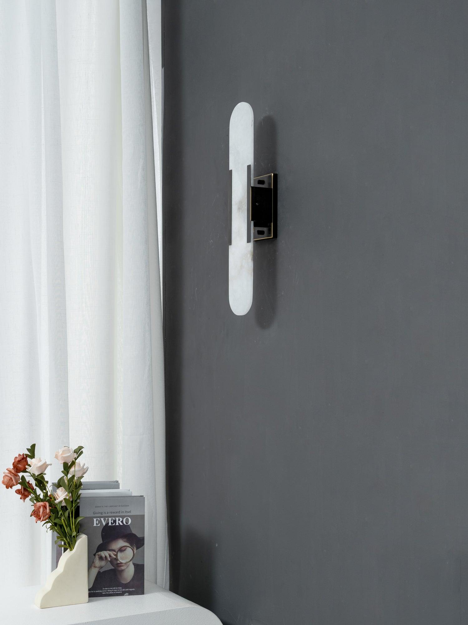 Elegante Wandleuchte aus Alabaster und Messing
