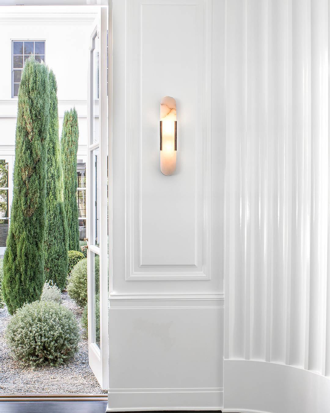 Elegante Wandleuchte aus Alabaster und Messing