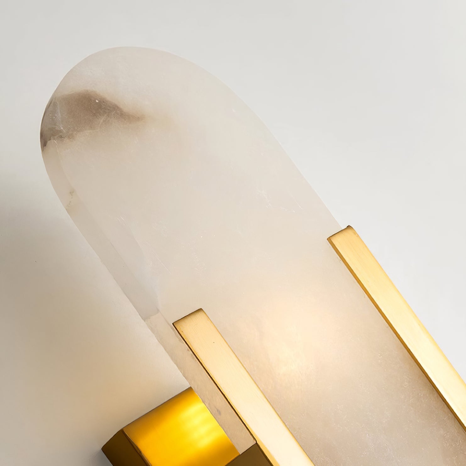 Elegante Wandleuchte aus Alabaster und Messing