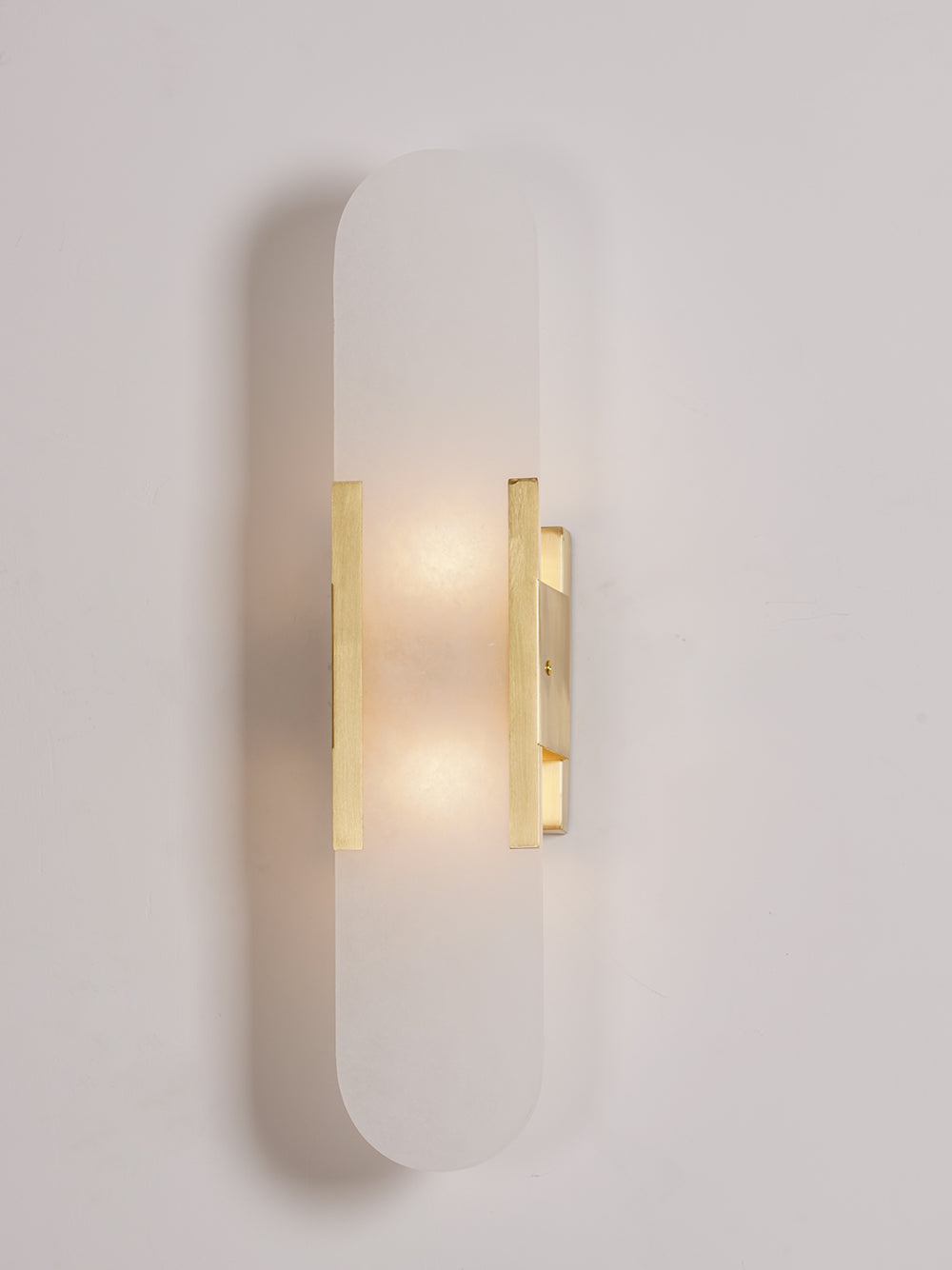 Elegante Wandleuchte aus Alabaster und Messing
