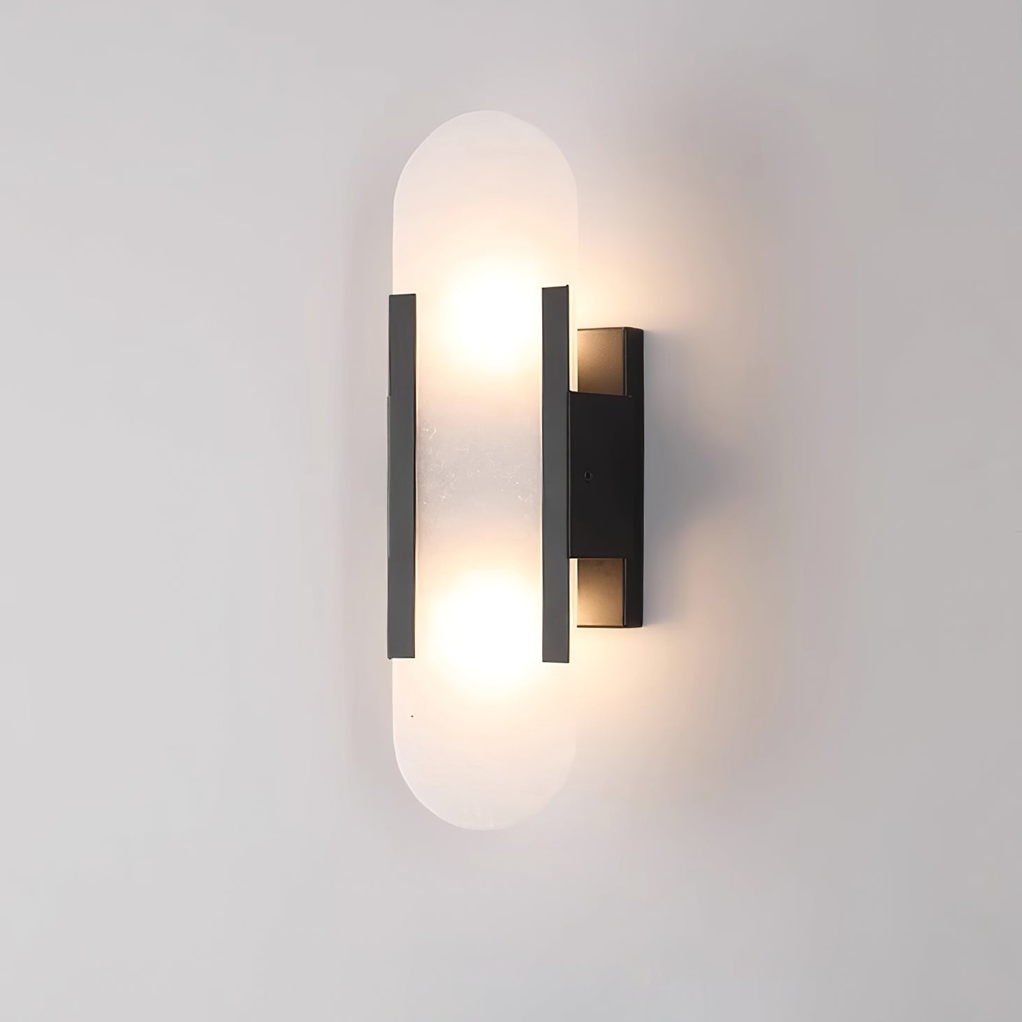 Elegante Wandleuchte aus Alabaster und Messing
