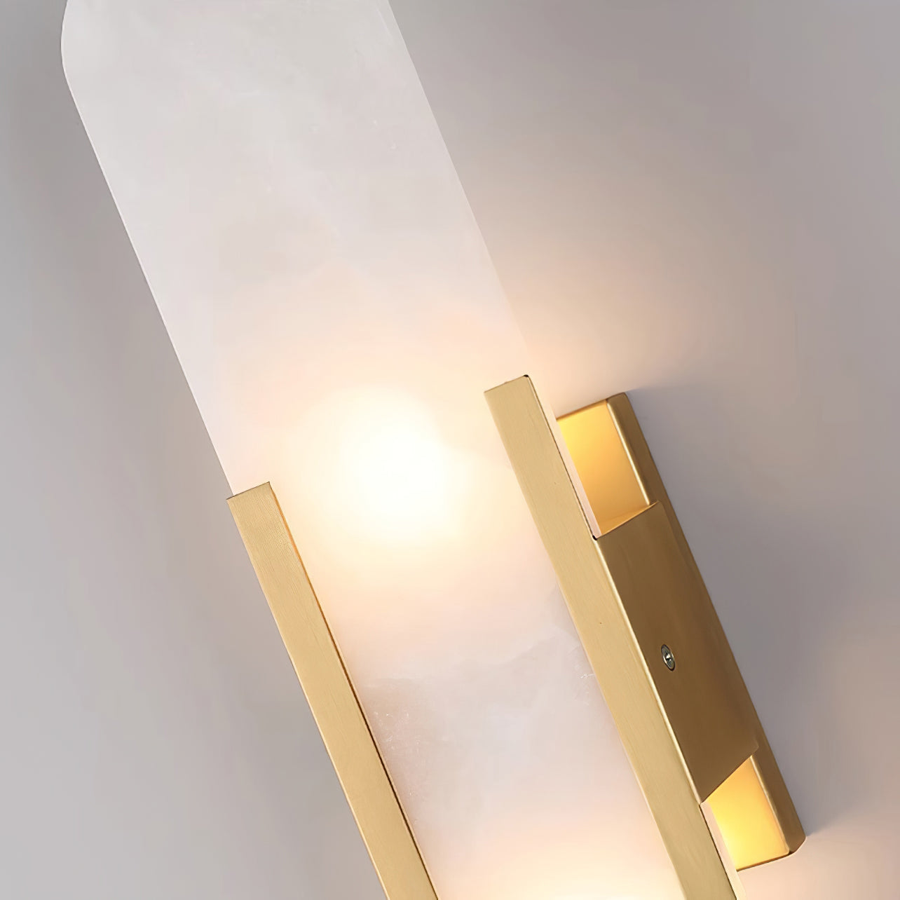 Elegante Wandleuchte aus Alabaster und Messing