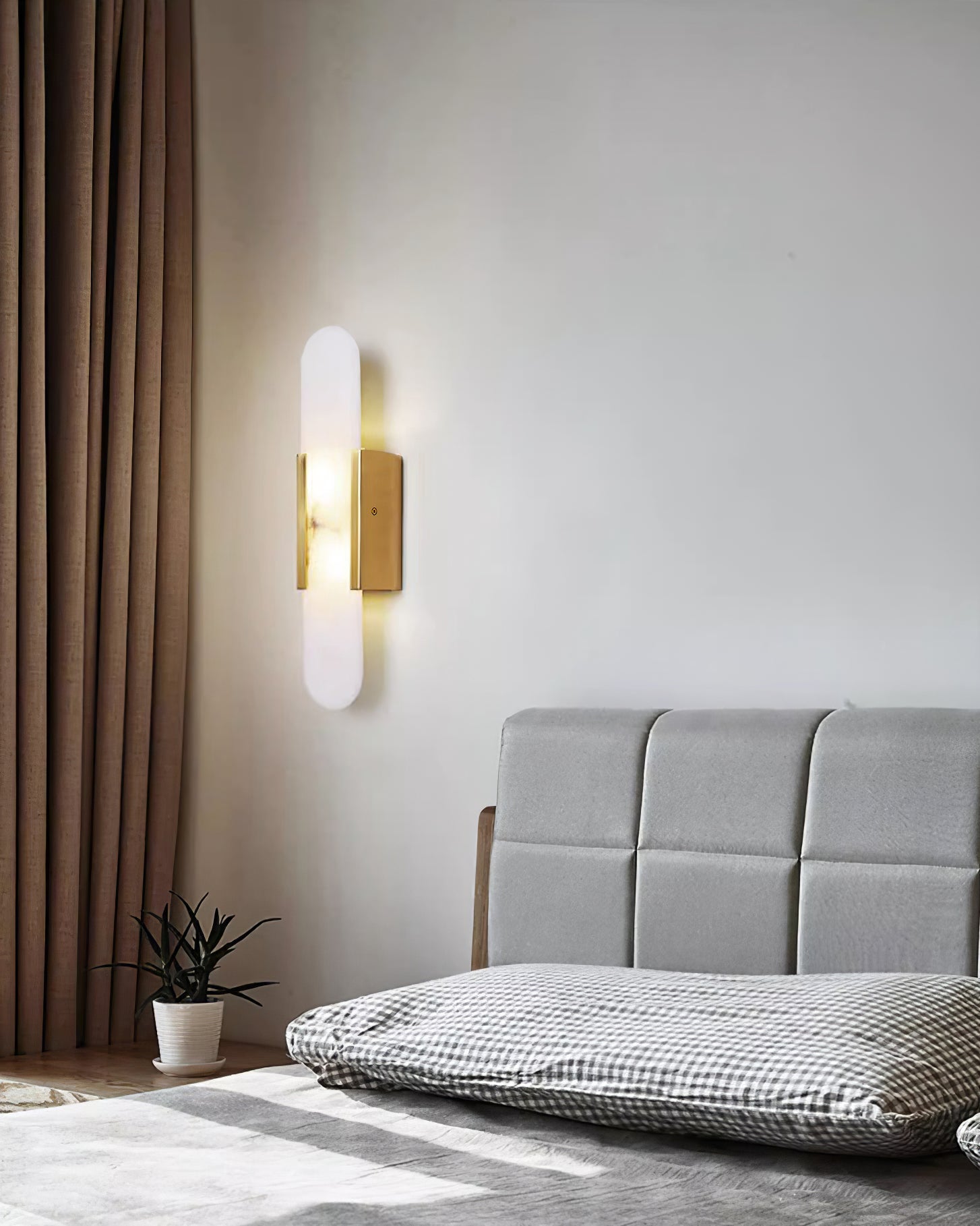 Elegante Wandleuchte aus Alabaster und Messing