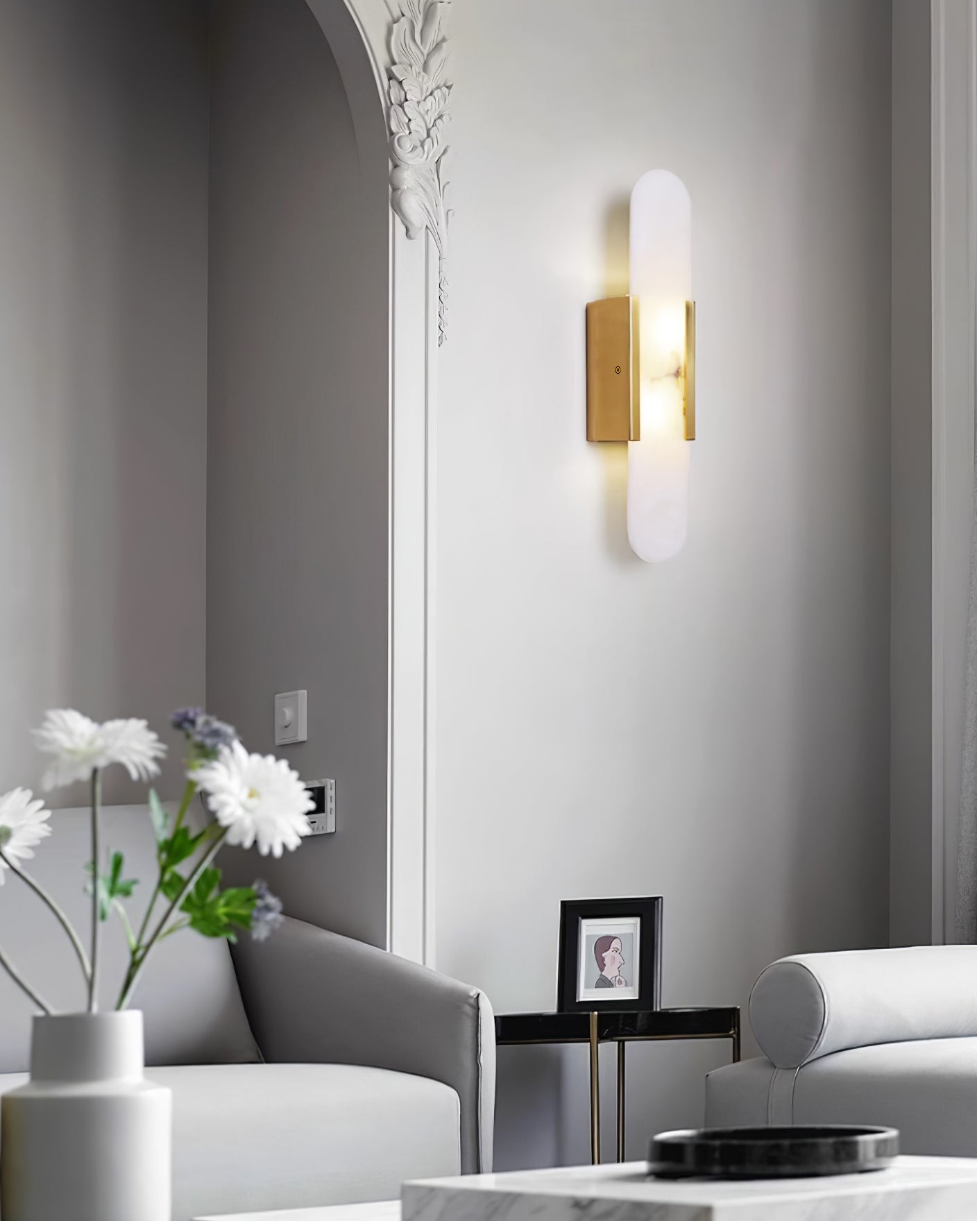 Elegante Wandleuchte aus Alabaster und Messing