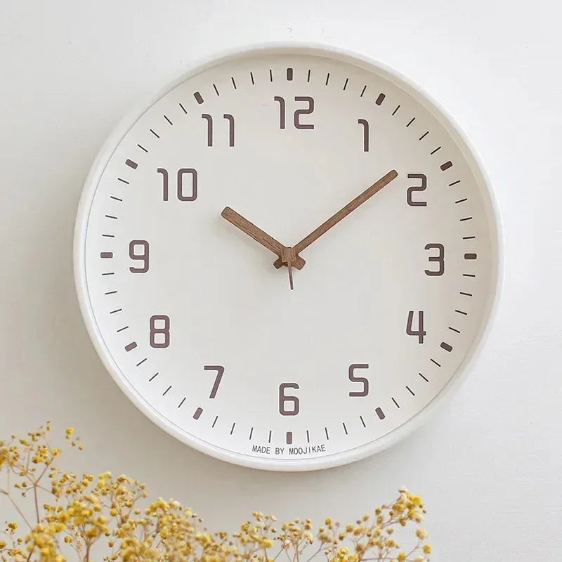 Minimalistische Wanduhr aus Glas