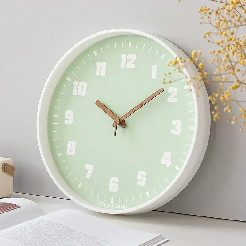 Minimalistische Wanduhr aus Glas