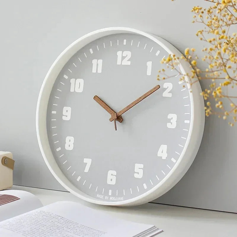 Minimalistische Wanduhr aus Glas