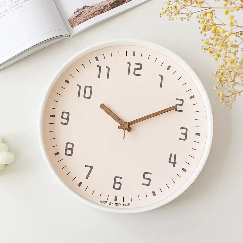 Minimalistische Wanduhr aus Glas