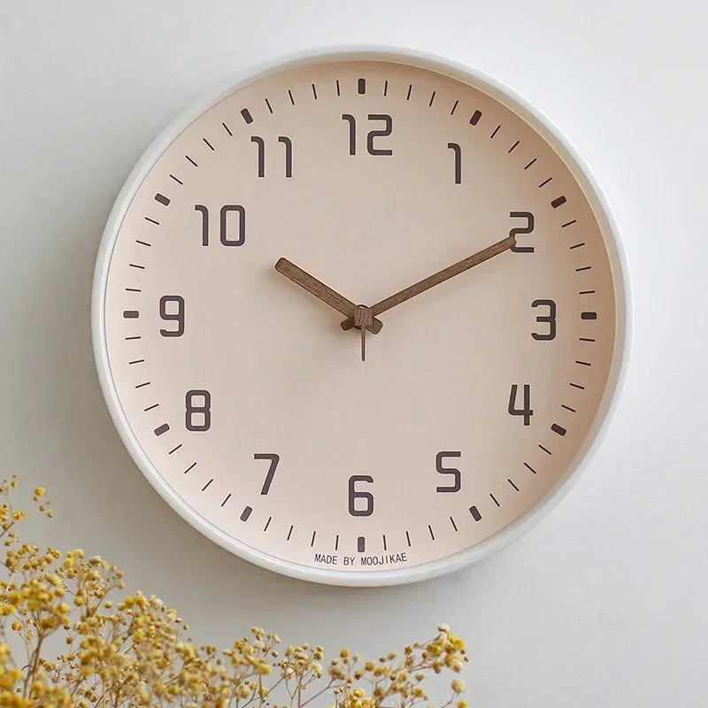 Minimalistische Wanduhr aus Glas