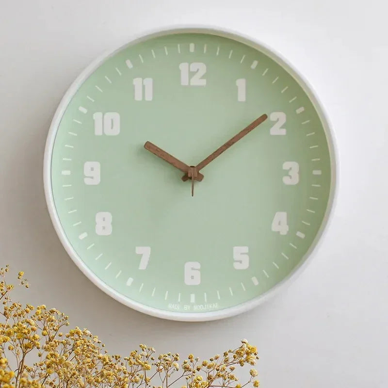 Minimalistische Wanduhr aus Glas