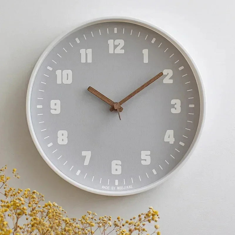 Minimalistische Wanduhr aus Glas