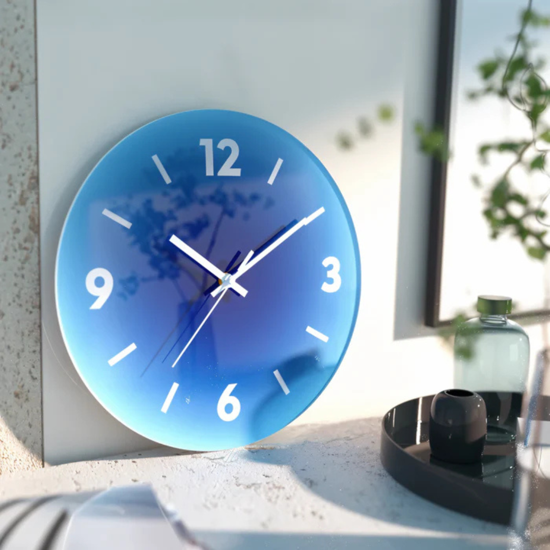 Moderne Wanduhr aus Glas