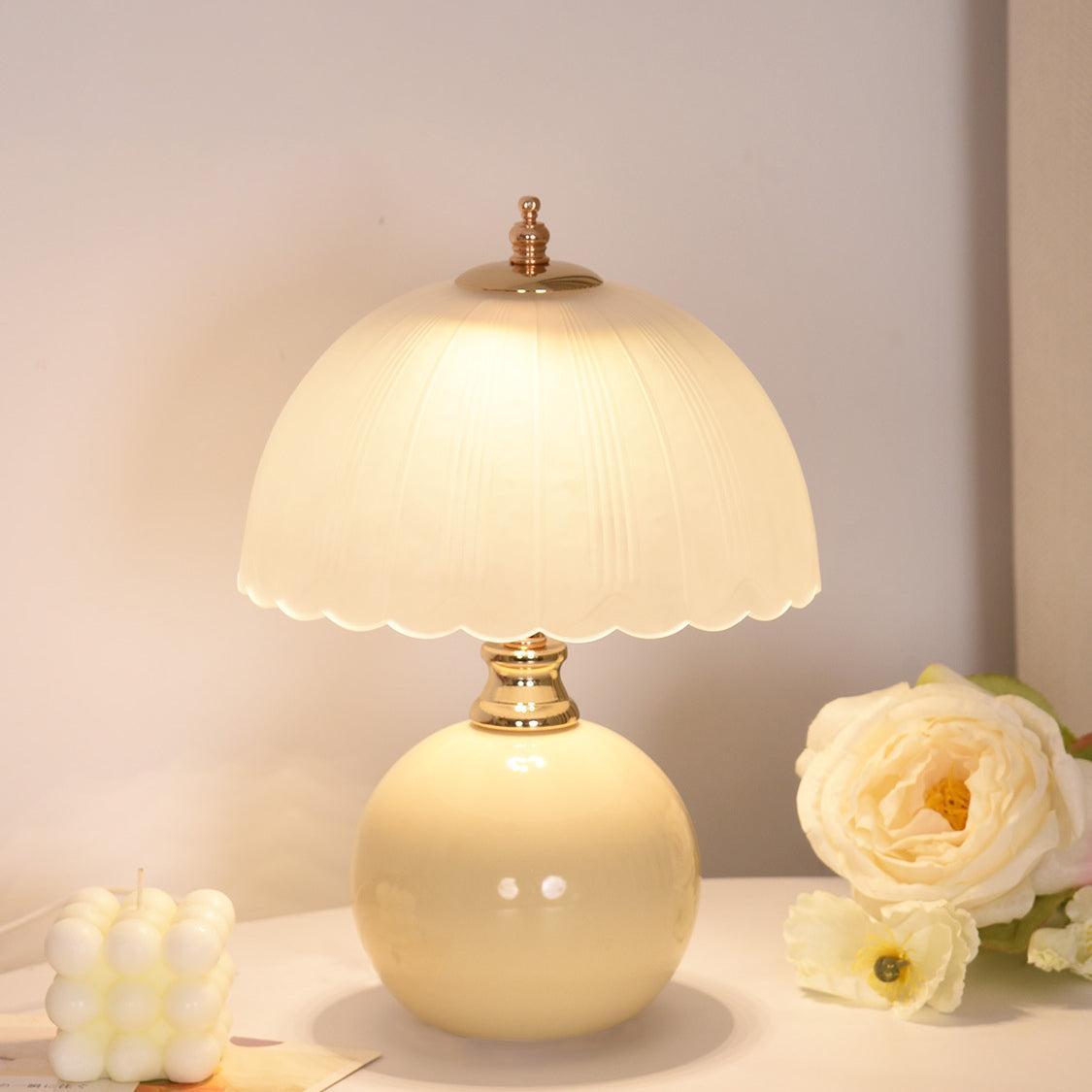 Tischlampe im nordischen Stil mit Glaskuppel