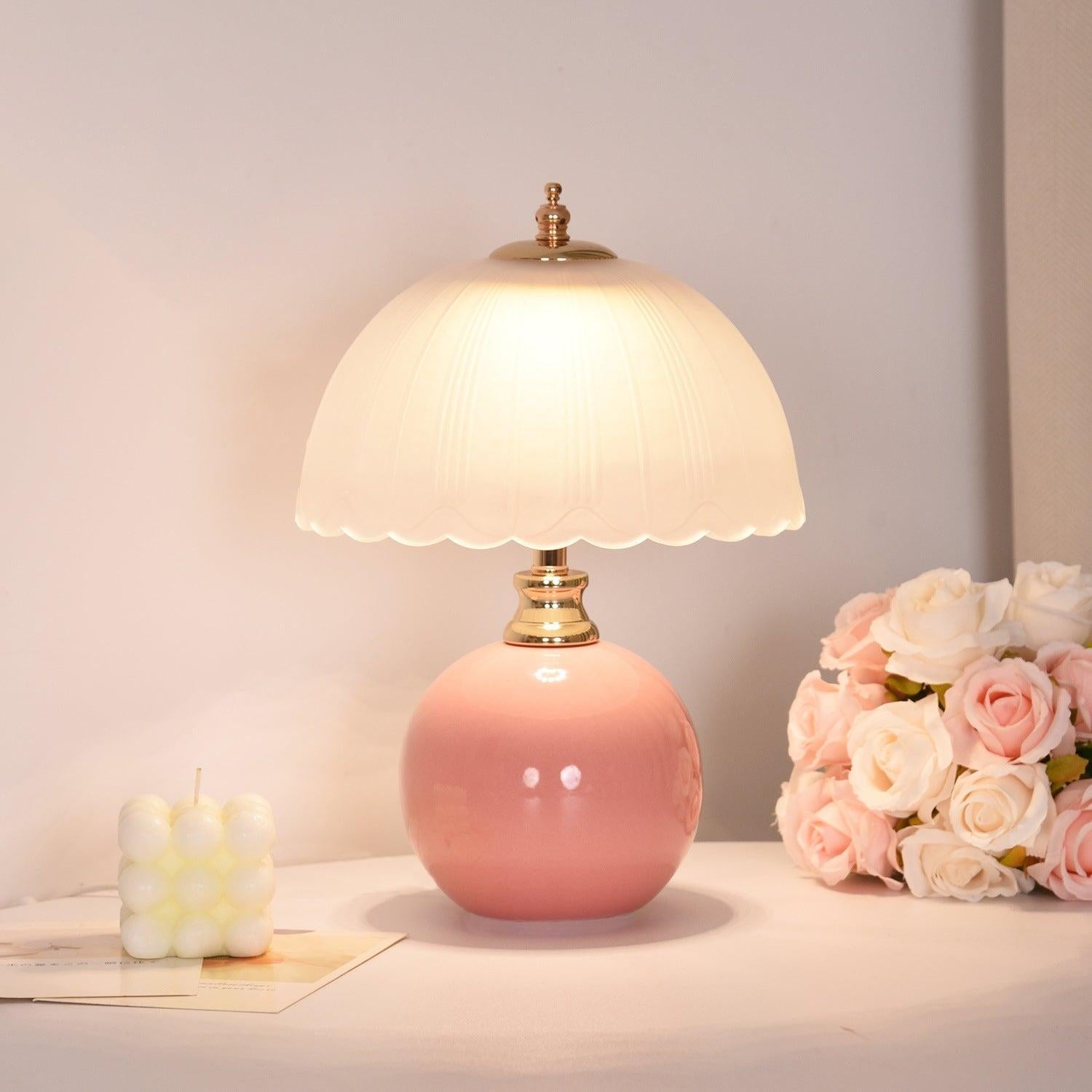 Tischlampe im nordischen Stil mit Glaskuppel
