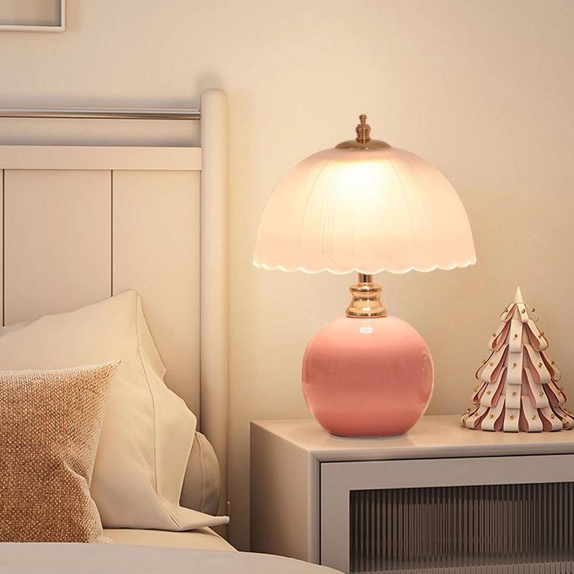 Tischlampe im nordischen Stil mit Glaskuppel