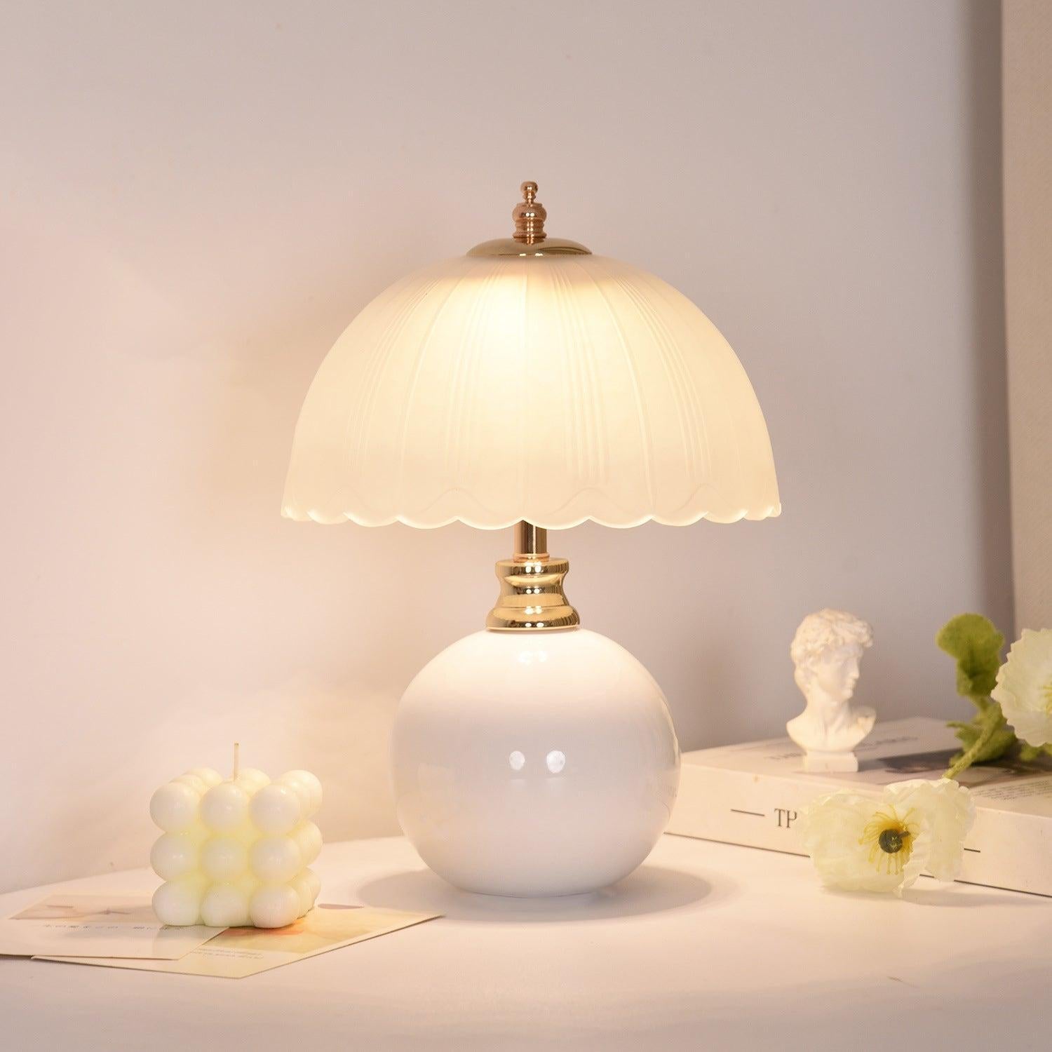 Tischlampe im nordischen Stil mit Glaskuppel