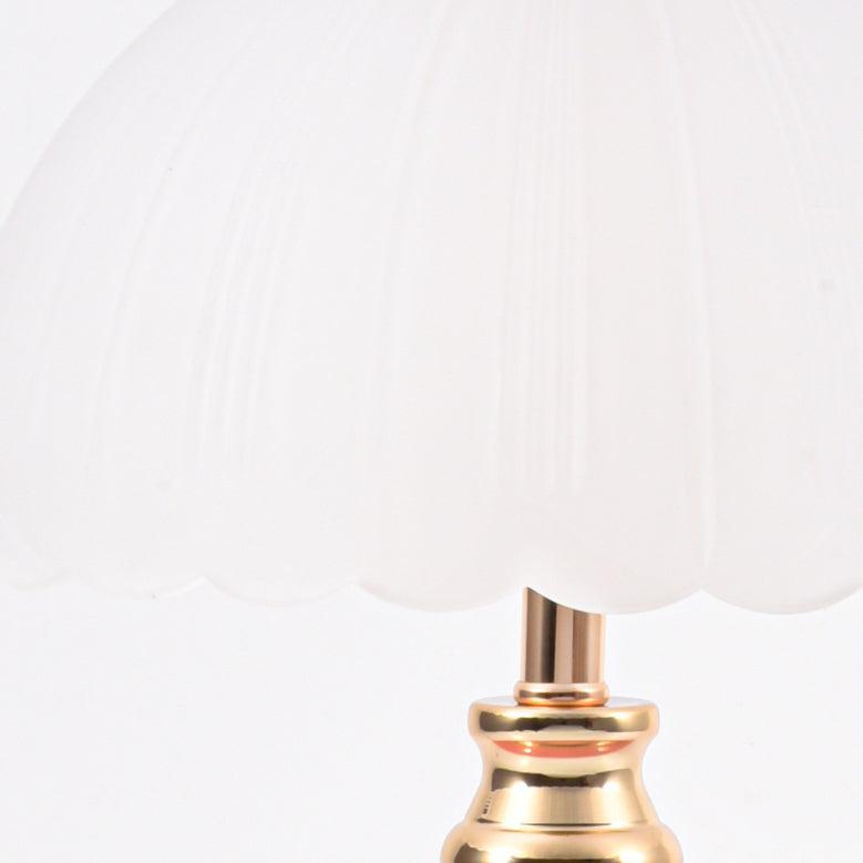 Tischlampe im nordischen Stil mit Glaskuppel