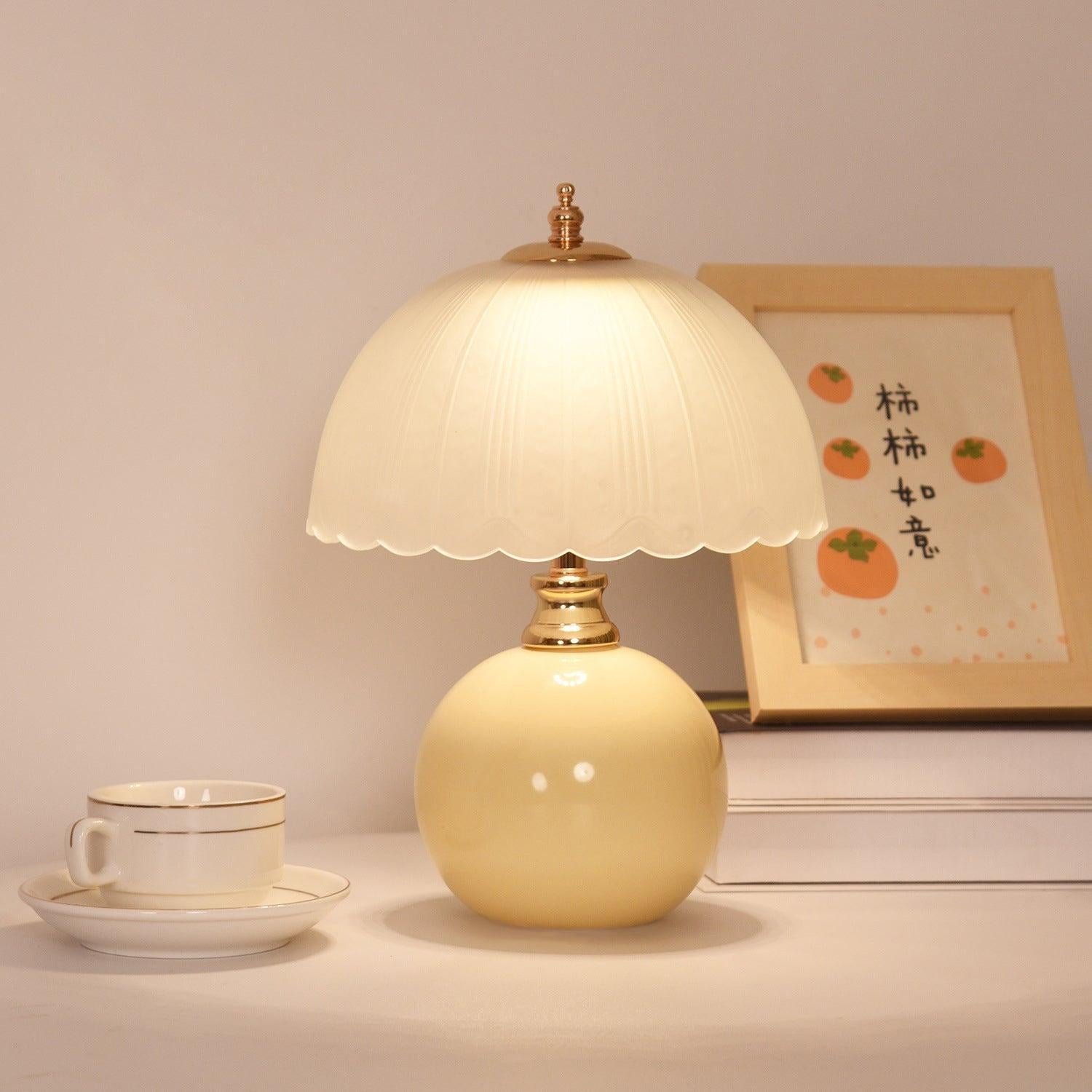 Tischlampe im nordischen Stil mit Glaskuppel