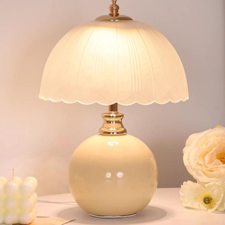 Tischlampe im nordischen Stil mit Glaskuppel