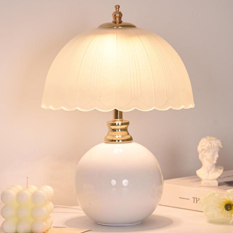 Tischlampe im nordischen Stil mit Glaskuppel