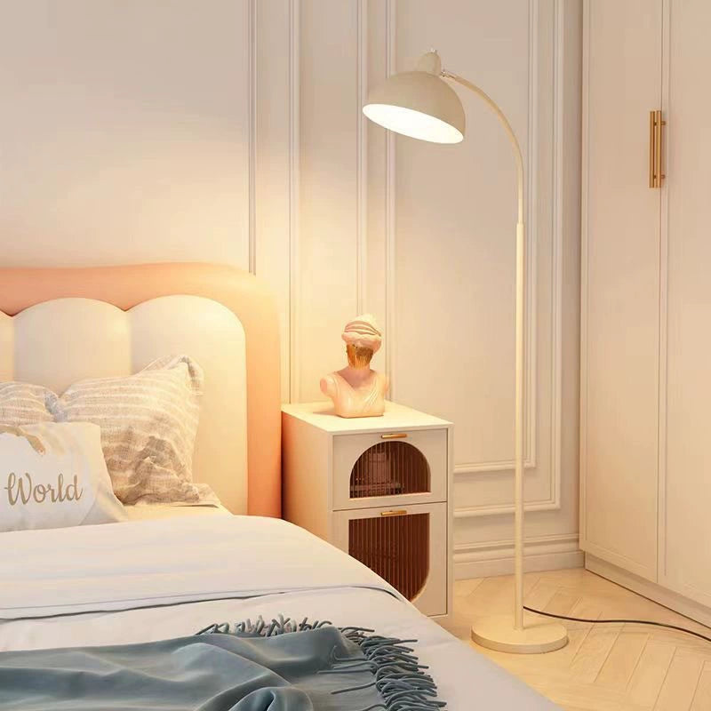 Minimalistische Stehlampe im skandinavischen Stil