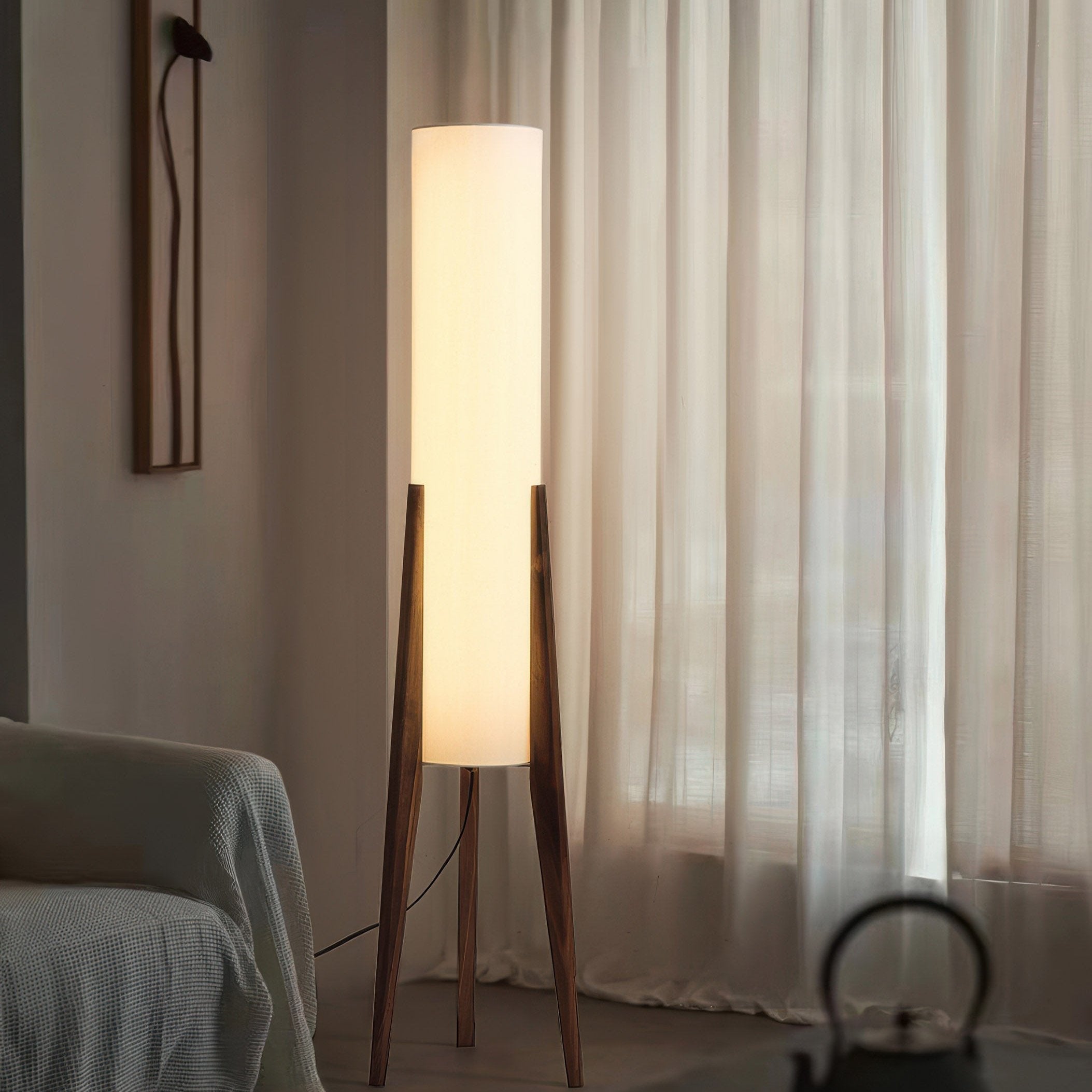 Stehlampe aus massivem Nussbaum