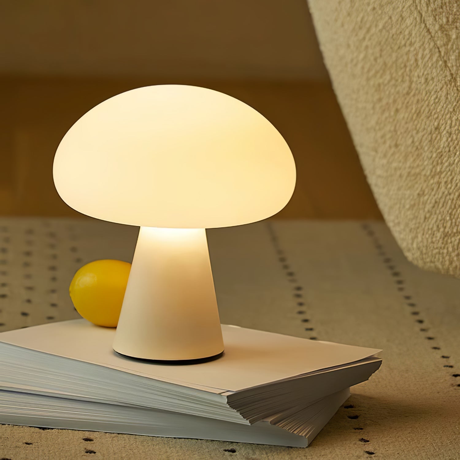 Tragbare Tischlampe mit Glaskuppel