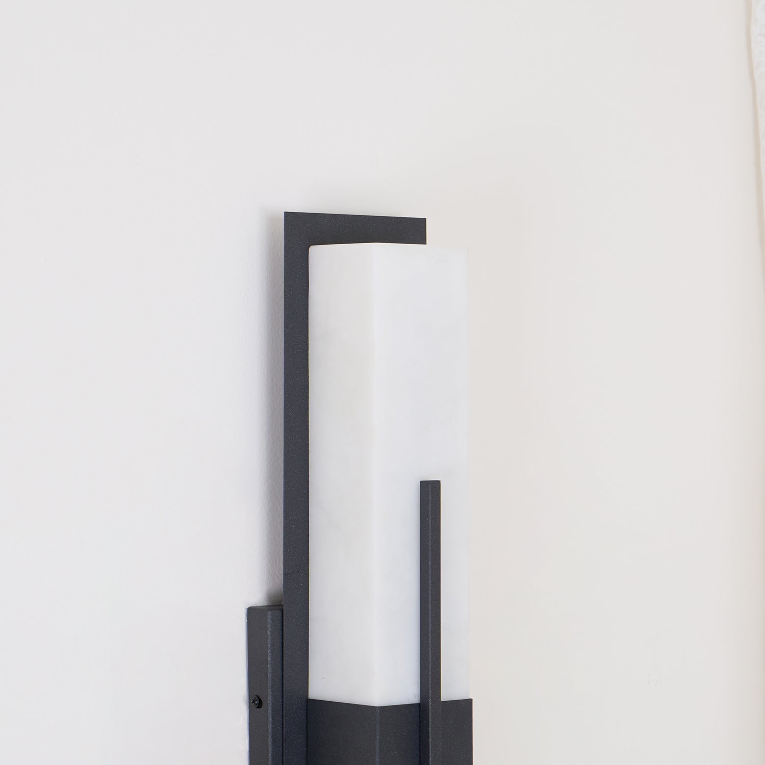 Hohe Wandleuchte aus Alabaster-Kunstharz