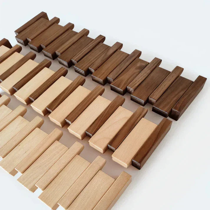 Wandregal aus Holz im Klavier-Tasten-Design