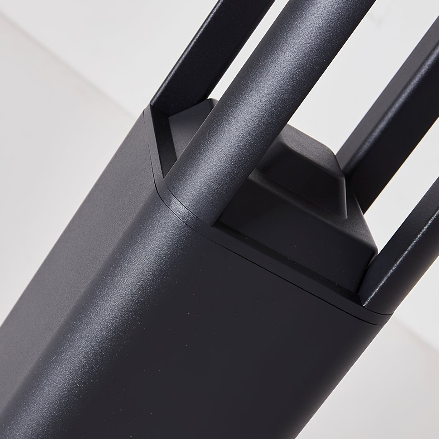 Schlanke Aluminium-Pollerleuchte für den Außenbereich