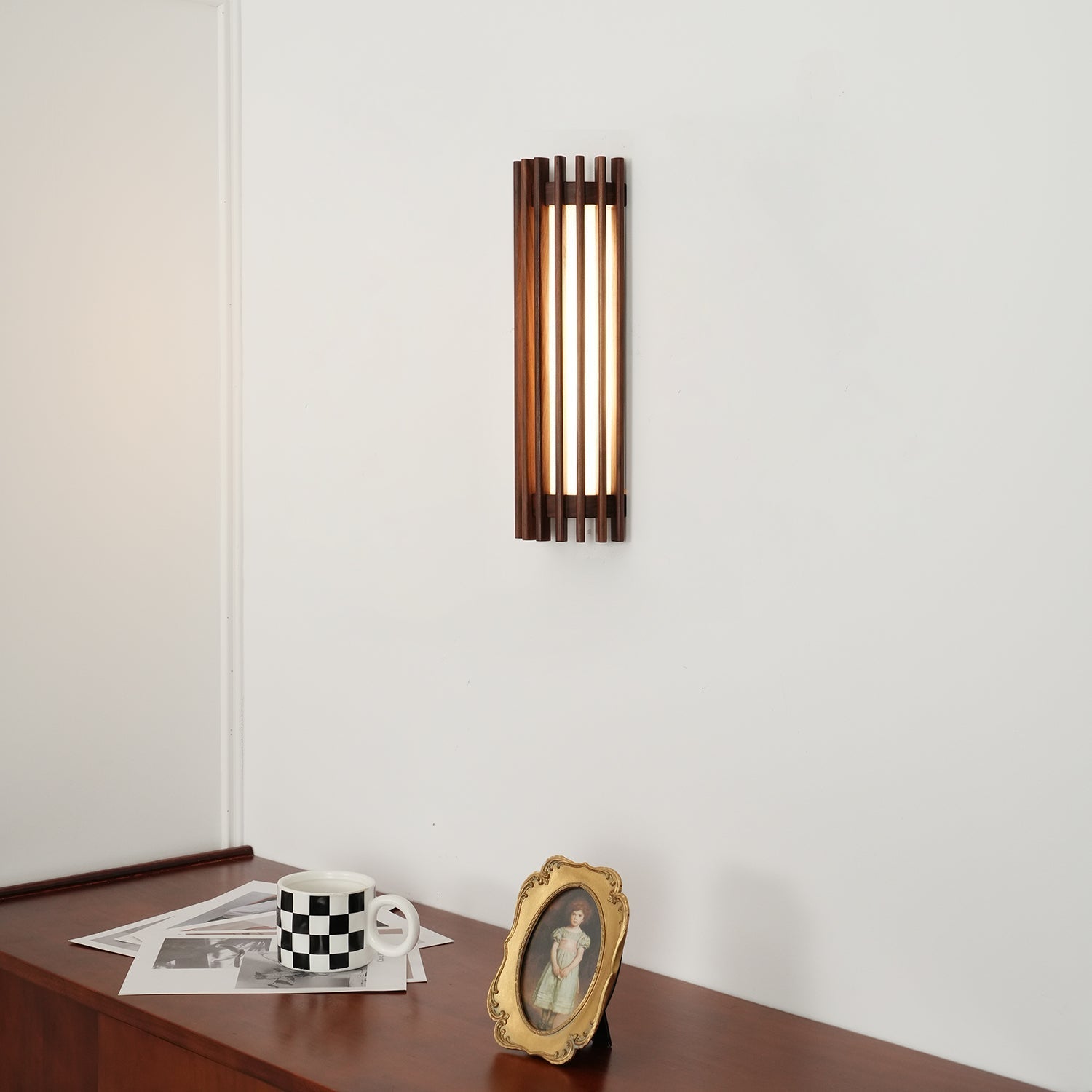 Wandleuchte aus Walnussholz